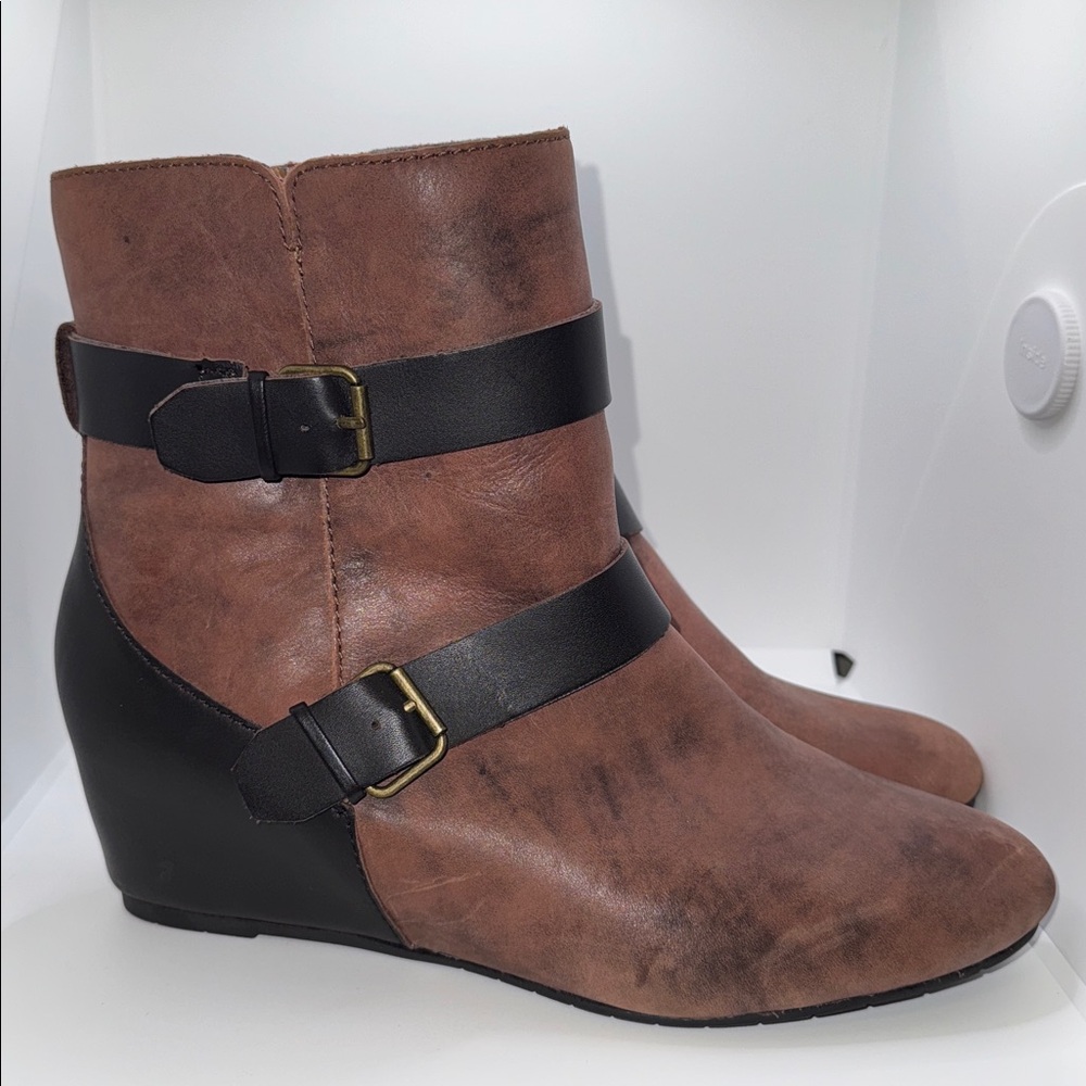 Comfortiva Ramika Leather Wedge Ankle Boots w Buckles Women’s 10 - Picture 2 of 9